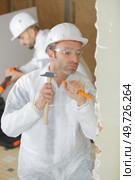 builder with hammer and chisel. Стоковое фото, агентство Ingram Publishing / Фотобанк Лори