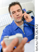 an electrician ordering replacement parts. Стоковое фото, агентство Ingram Publishing / Фотобанк Лори