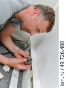 male worker repairing a mains plug. Стоковое фото, агентство Ingram Publishing / Фотобанк Лори
