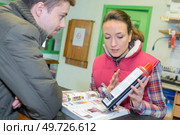 young entrepreneur buying spray lubricant in hardwarestore. Стоковое фото, агентство Ingram Publishing / Фотобанк Лори