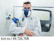 spray painter looking at the camera. Стоковое фото, агентство Ingram Publishing / Фотобанк Лори