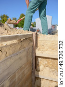 gravedigger digging in the cemetery. Стоковое фото, агентство Ingram Publishing / Фотобанк Лори