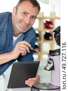 happy man repairing broken coffee machine. Стоковое фото, агентство Ingram Publishing / Фотобанк Лори