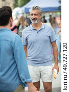 tourist couple visiting flea market on holiday. Стоковое фото, агентство Ingram Publishing / Фотобанк Лори