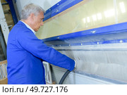 Man with hands in sandblasting machine. Стоковое фото, агентство Ingram Publishing / Фотобанк Лори