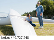 a couple and a glider. Стоковое фото, агентство Ingram Publishing / Фотобанк Лори