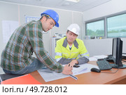 two workmen in the office. Стоковое фото, агентство Ingram Publishing / Фотобанк Лори