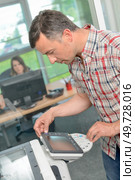 portrait of using the office printer. Стоковое фото, агентство Ingram Publishing / Фотобанк Лори