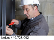 man assembles profile metal frame. Стоковое фото, агентство Ingram Publishing / Фотобанк Лори