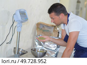 male brewer weighing additive to craft beer. Стоковое фото, агентство Ingram Publishing / Фотобанк Лори