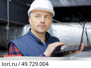 an engineer checking a solar panel. Стоковое фото, агентство Ingram Publishing / Фотобанк Лори