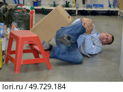 man worker with knee injury concept of accident at work. Стоковое фото, агентство Ingram Publishing / Фотобанк Лори