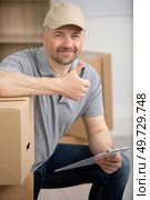 delivery man with thumbs up. Стоковое фото, агентство Ingram Publishing / Фотобанк Лори