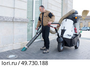 street sweeper collects leaves from the fan motor. Стоковое фото, агентство Ingram Publishing / Фотобанк Лори