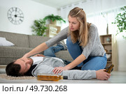 woman taking care of drunken man. Стоковое фото, агентство Ingram Publishing / Фотобанк Лори