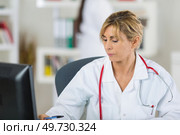 female doctor checking the computer. Стоковое фото, агентство Ingram Publishing / Фотобанк Лори