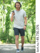 bearded man wanders in forest with navigation application. Стоковое фото, агентство Ingram Publishing / Фотобанк Лори