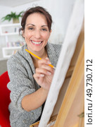 Portrait of woman at easel. Стоковое фото, агентство Ingram Publishing / Фотобанк Лори