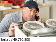 man hand install burner ongas hob in kithen. Стоковое фото, агентство Ingram Publishing / Фотобанк Лори