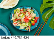 Juicy pomelo salad with shrimp and fresh vegetables on a plate.. Salad with pomelo, shrimp and greens. Стоковое фото, агентство Ingram Publishing / Фотобанк Лори