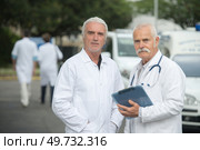 happy smiling senior doctors outdoors. Стоковое фото, агентство Ingram Publishing / Фотобанк Лори