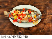 Delicious fried tilapia fish with fruit sauce in white plate. Pla Pao Kluer fish.. Deep Fried Tilapia fish. Стоковое фото, агентство Ingram Publishing / Фотобанк Лори