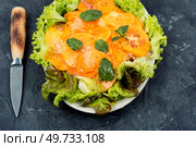 Salad with green lettuce, fresh persimmon and mint. Healthy diet food. Vegan food.. Vitamin salad with persimmons and herbs. Стоковое фото, агентство Ingram Publishing / Фотобанк Лори