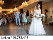 bride in a white dress throws a wedding bouquet to her unmarried girlfriends. Стоковое фото, агентство Ingram Publishing / Фотобанк Лори