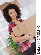 Young lady carrying cardboard box. Стоковое фото, агентство Ingram Publishing / Фотобанк Лори