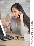 upset woman on the phone about bad shoe. Стоковое фото, агентство Ingram Publishing / Фотобанк Лори
