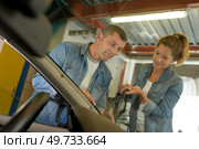 replacing les windshield. Стоковое фото, агентство Ingram Publishing / Фотобанк Лори