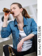 young female drinking alone. Стоковое фото, агентство Ingram Publishing / Фотобанк Лори