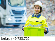 recycling factory site worker smiling. Стоковое фото, агентство Ingram Publishing / Фотобанк Лори