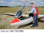 Man about to get into glider. Стоковое фото, агентство Ingram Publishing / Фотобанк Лори