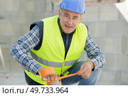 builder makes at the construction site. Стоковое фото, агентство Ingram Publishing / Фотобанк Лори
