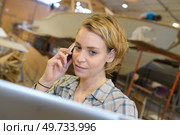 she is contacting the customer. Стоковое фото, агентство Ingram Publishing / Фотобанк Лори