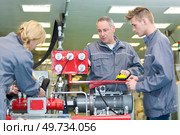 supervisor training new recruits in a factory. Стоковое фото, агентство Ingram Publishing / Фотобанк Лори