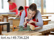 woman as joiner grinding wood. Стоковое фото, агентство Ingram Publishing / Фотобанк Лори