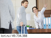 receptionist talking to male passanger. Стоковое фото, агентство Ingram Publishing / Фотобанк Лори