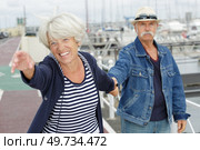 couple of elderly tourists in the port. Стоковое фото, агентство Ingram Publishing / Фотобанк Лори