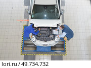 positive mechanics fixing car. Стоковое фото, агентство Ingram Publishing / Фотобанк Лори