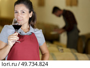 woman tasting different wines in cellar. Стоковое фото, агентство Ingram Publishing / Фотобанк Лори