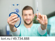 medical doctor or nurse showing an injection. Стоковое фото, агентство Ingram Publishing / Фотобанк Лори