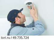 handyman installing ceiling vent. Стоковое фото, агентство Ingram Publishing / Фотобанк Лори