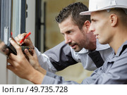 workers working with glass for windows. Стоковое фото, агентство Ingram Publishing / Фотобанк Лори