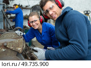 portrait of male and female workers by grinding stone. Стоковое фото, агентство Ingram Publishing / Фотобанк Лори