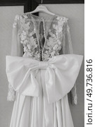 dress up the bride in a wedding dress with corset and lacing. Стоковое фото, агентство Ingram Publishing / Фотобанк Лори