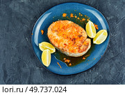 Roasted salmon or trout steak with orange and lime sauce. Top view.. Salmon or trout steak in orange marinade. Стоковое фото, агентство Ingram Publishing / Фотобанк Лори