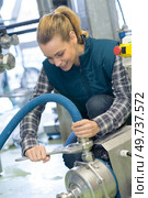 female brewery worker with bottling machinery on factory. Стоковое фото, агентство Ingram Publishing / Фотобанк Лори