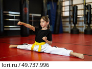 Preparatory stage of training, teen children are doing strength exercises in gym. Стоковое фото, фотограф Яков Филимонов / Фотобанк Лори